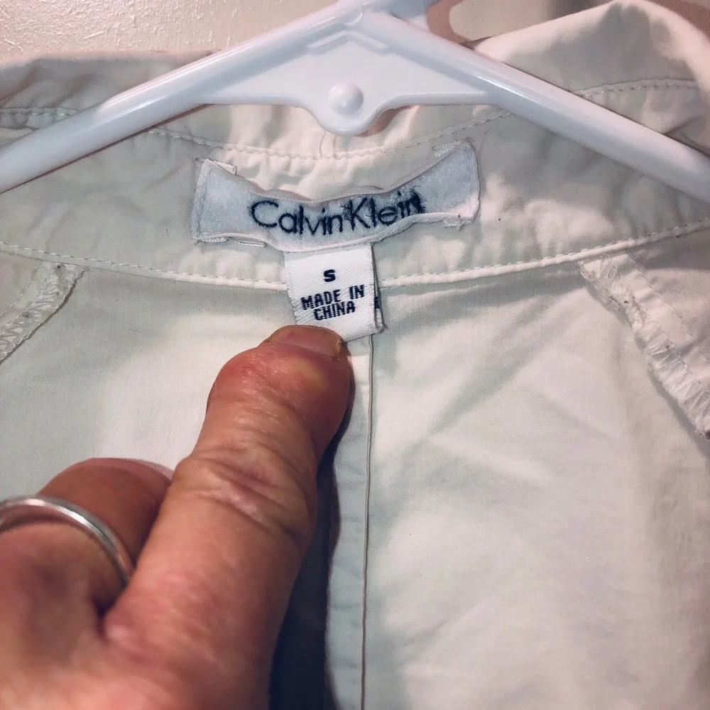 CALVIN KLIEN Pleated White Cap Sleeve Blouse. - Picture 3 of 8